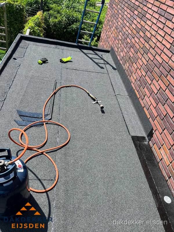 Plat dak met bitumen en brandgereedschap van dakdekkersbedrijf in Eijsden Plat dak met bitumen en brandgereedschap van dakdekkersbedrijf in Eijsden