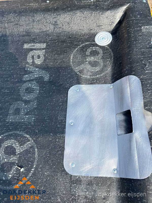 Dakgoot aansluiting op bitumen dak in Eijsden