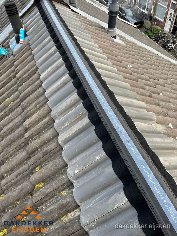 Nokvorst met Monier ventilatie op schuin pannendak in Eijsden Nokvorst met Monier ventilatie op schuin pannendak in Eijsden