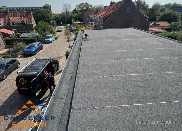 Nieuw bitumen plat dak met uitzicht over woonwijk in Eijsden Nieuw bitumen plat dak met uitzicht over woonwijk in Eijsden