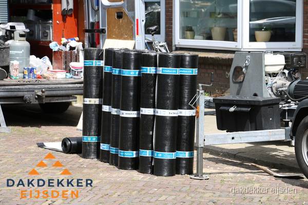 Rollen bitumen dakbedekking klaar voor daklekkage reparatie in Eijsden Rollen bitumen dakbedekking klaar voor daklekkage reparatie in Eijsden