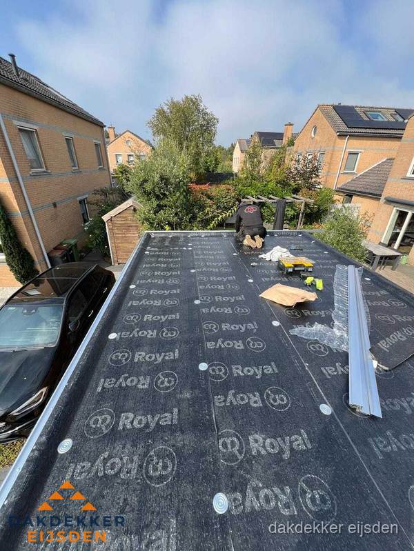 Nieuwe Royal bitumen dakbedekking op plat dak van aanbouw in Eijsden Nieuwe Royal bitumen dakbedekking op plat dak van aanbouw in Eijsden