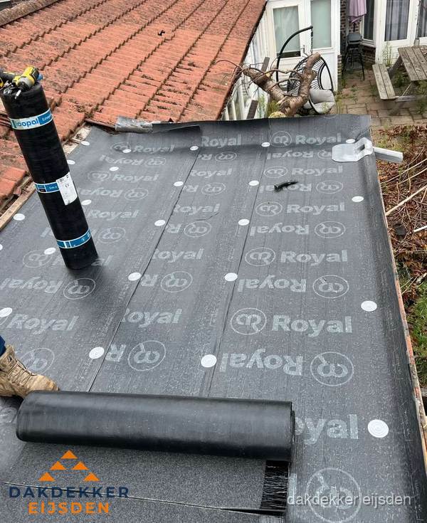 Bitumen dakbedekking leggen op plat dak aanbouw in Eijsden Bitumen dakbedekking leggen op plat dak aanbouw in Eijsden