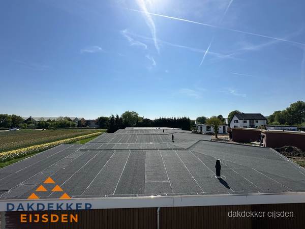 Groot plat dak met bitumen dakbedekking op bedrijfspand in Eijsden Groot plat dak met bitumen dakbedekking op bedrijfspand in Eijsden