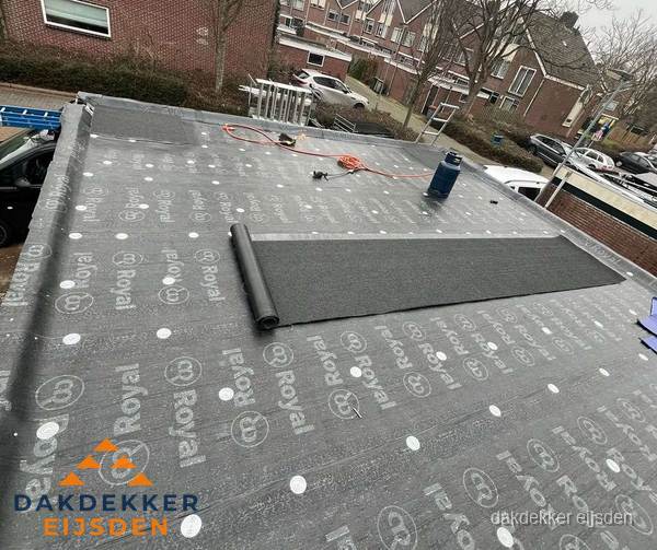 Dakrenovatie plat dak met bitumen dakbedekking in Eijsden