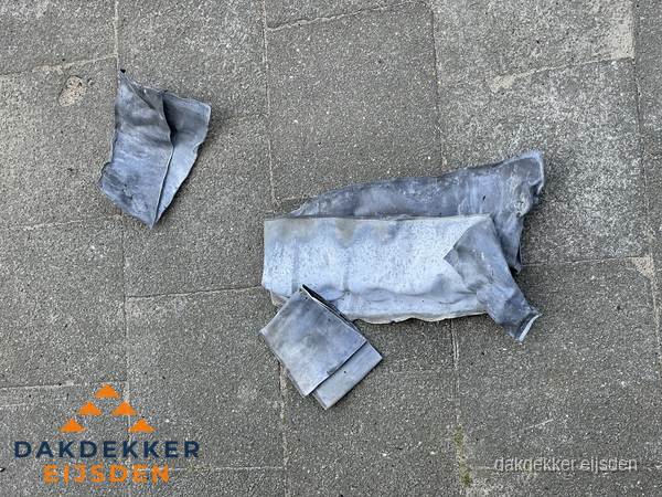 Oude verwijderde loodslabben na vervanging in Eijsden Oude verwijderde loodslabben na vervanging in Eijsden