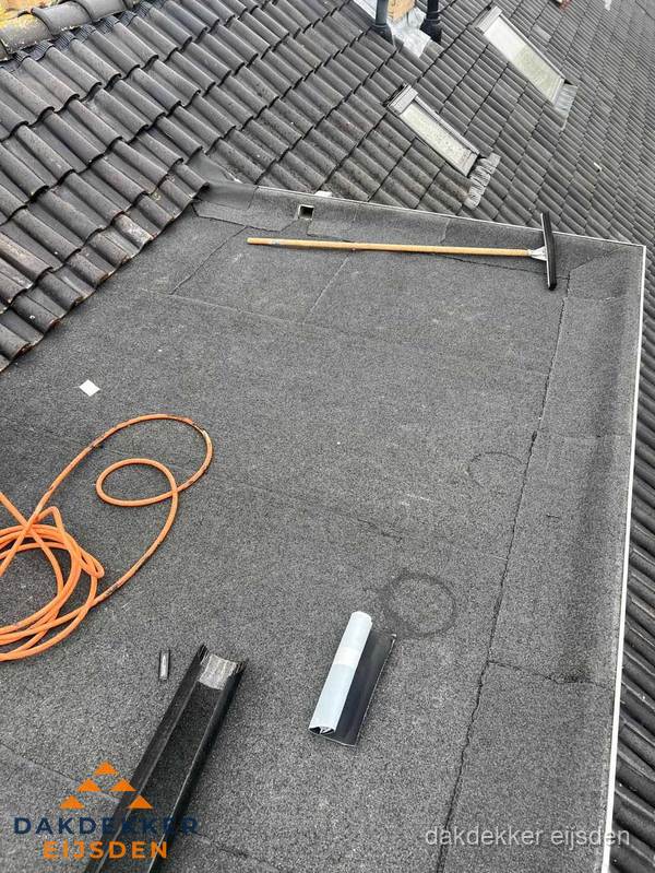 Plat dak reparatie met gereedschap en loodstroken in Eijsden Plat dak reparatie met gereedschap en loodstroken in Eijsden