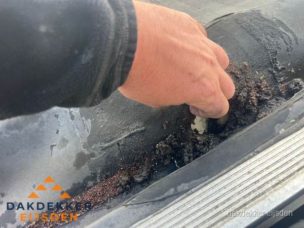 Schade aan bitumen dakbedekking op plat dak in Eijsden Schade aan bitumen dakbedekking op plat dak in Eijsden