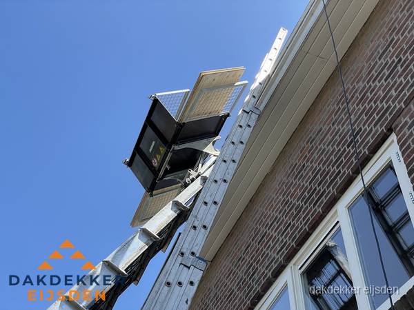 Dakgoot vervangen met dakdekkerslift in Eijsden