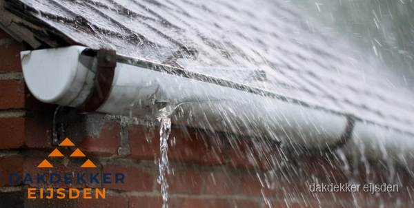 Lekkende dakgoot tijdens regenval in Eijsden Lekkende dakgoot tijdens regenval in Eijsden