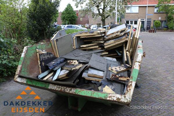 Puincontainer met oud dakmateriaal na dakrenovatie in Eijsden
