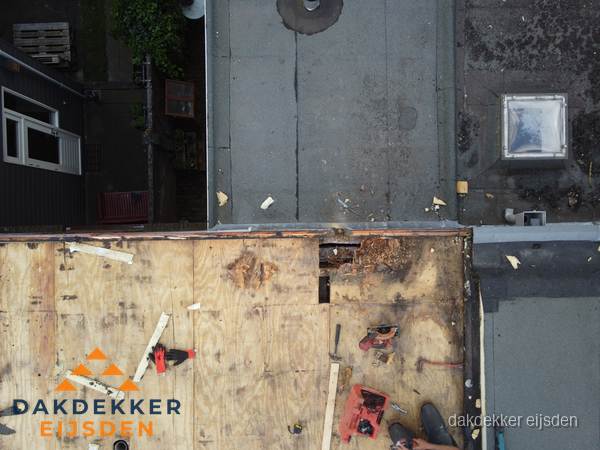 Dakschade en renovatie plat dak vanuit de lucht in Eijsden Dakschade en renovatie plat dak vanuit de lucht in Eijsden