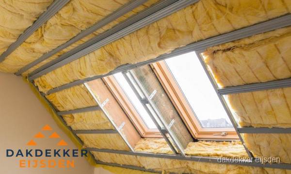 Schuin dak isoleren met glaswol bij dakraam in Eijsden