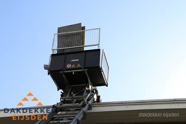 Dakdekkerslift voor materiaal transport bij dakwerkzaamheden in Eijsden