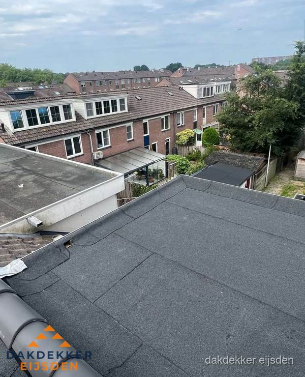 Vernieuwd plat dak met bitumen in woonwijk in Eijsden
