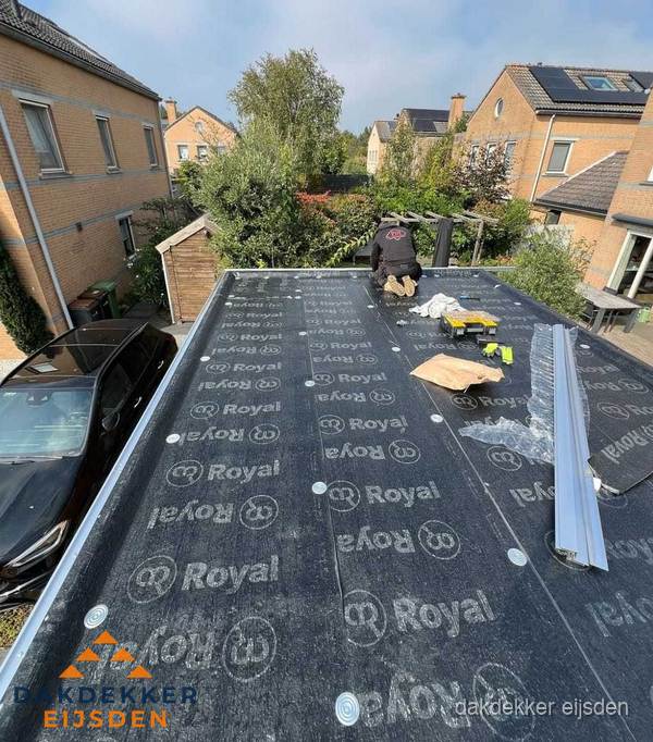 Dakdekker aan het werk op plat dak renovatie in Eijsden