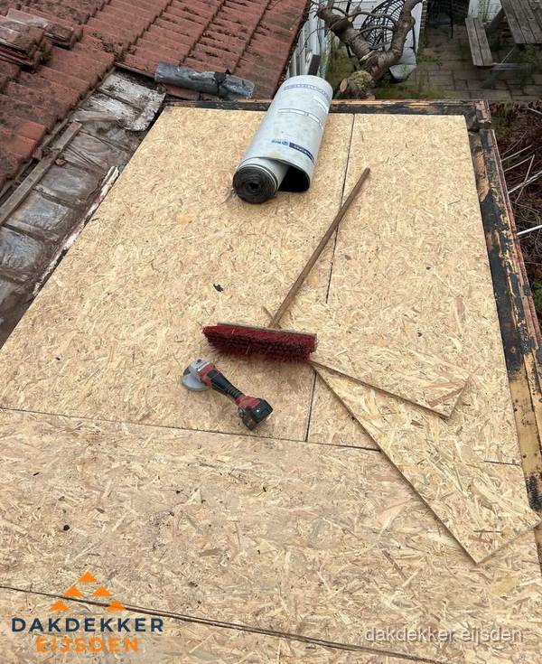 Plat dak vervangen met nieuwe OSB-ondergrond en bitumenrol in Eijsden