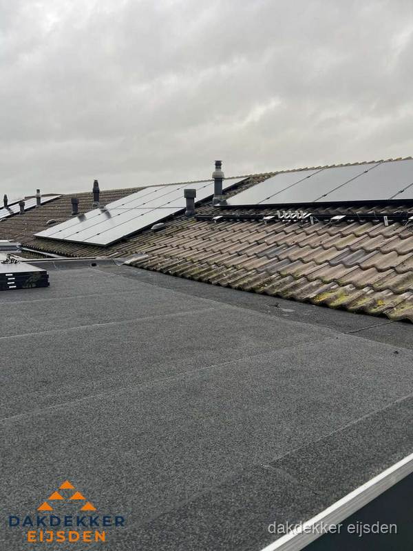 Bitumen dakbedekking op plat dak met aansluitend pannendak en zonnepanelen in Eijsden Bitumen dakbedekking op plat dak met aansluitend pannendak en zonnepanelen in Eijsden