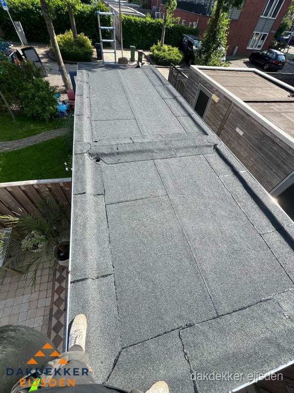 Bitumen plat dak rijtjeswoning vanuit dakdekker perspectief in Eijsden