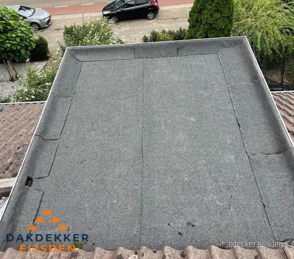 Nieuw aangebrachte bitumen dakbedekking op plat dak in Eijsden Nieuw aangebrachte bitumen dakbedekking op plat dak in Eijsden
