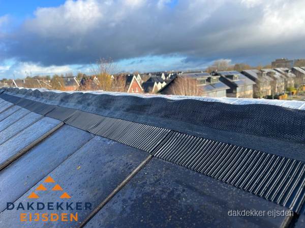 Dakisolatie bij de nok met ventilatieprofiel op schuin dak in Eijsden Dakisolatie bij de nok met ventilatieprofiel op schuin dak in Eijsden