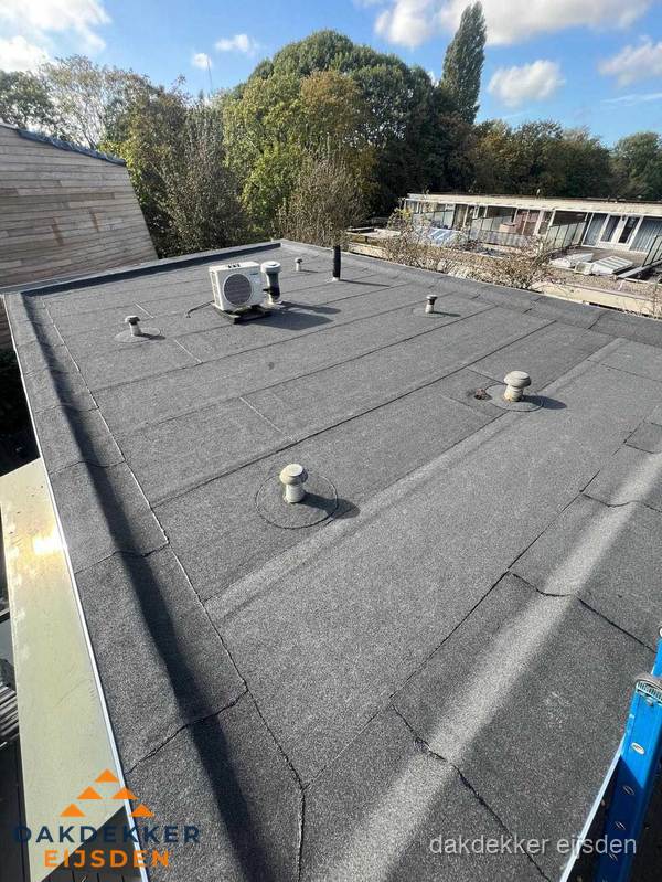 Kosten dakdekker: afgewerkt plat bedrijfsdak met bitumen in Eijsden
