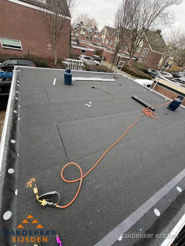 Afgewerkte dakrenovatie met bitumen op plat dak in Eijsden Afgewerkte dakrenovatie met bitumen op plat dak in Eijsden