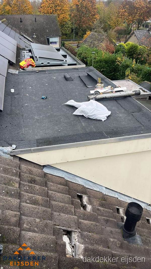 Beschadigde dakbedekking op plat dak voor reparatie in Eijsden Beschadigde dakbedekking op plat dak voor reparatie in Eijsden