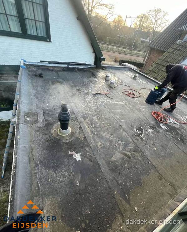 Dakdekker verhelpt daklekkage op plat dak in Eijsden
