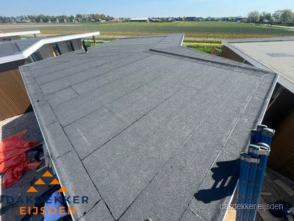 Nieuw bitumen plat dak met uitzicht over landschap in Eijsden Nieuw bitumen plat dak met uitzicht over landschap in Eijsden