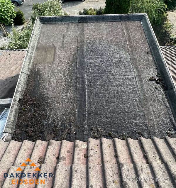 Verouderd plat dak met bitumen en slijtage voor lekkage inspectie in Eijsden Verouderd plat dak met bitumen en slijtage voor lekkage inspectie in Eijsden