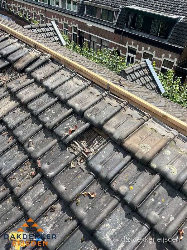 Dakonderhoud aan schuin pannendak met nokvernieuwing in Eijsden Dakonderhoud aan schuin pannendak met nokvernieuwing in Eijsden