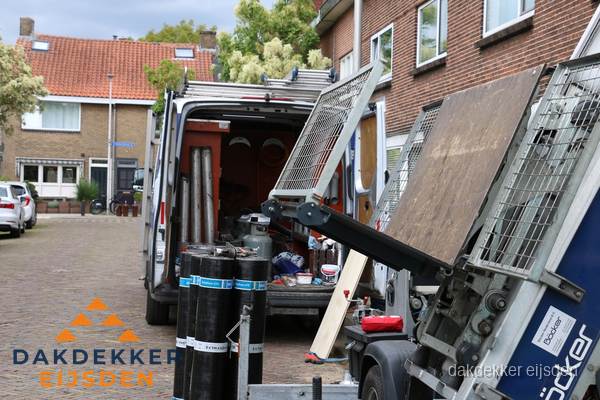 Dakdekkersbusje met materiaal en ladderlift voor dakpannen vervangen in Eijsden