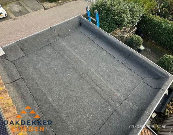 Gerenoveerd plat dak met nieuwe bitumen dakbedekking in Eijsden Gerenoveerd plat dak met nieuwe bitumen dakbedekking in Eijsden