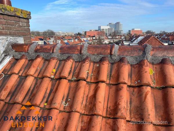 Pannendak met nokvorst en schoorsteen, dakrenovatie in Eijsden Pannendak met nokvorst en schoorsteen, dakrenovatie in Eijsden