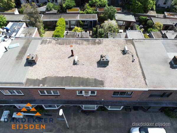 Plat dak met grindballast en dakdoorvoeren in Eijsden Plat dak met grindballast en dakdoorvoeren in Eijsden