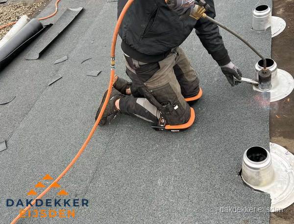 Dakdekker repareert bitumen dakleer bij dakdoorvoer in Eijsden Dakdekker repareert bitumen dakleer bij dakdoorvoer in Eijsden