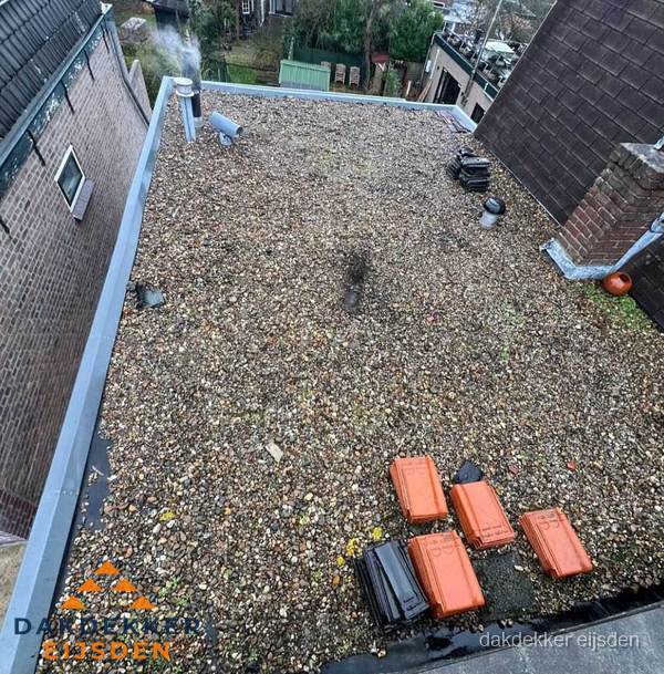 Plat dak met grindballast en dakdoorvoeren in Eijsden Plat dak met grindballast en dakdoorvoeren in Eijsden