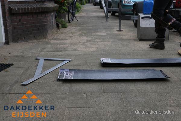 Dakbedekkingsmateriaal en zinkwerk klaargelegd voor reparatie in Eijsden Dakbedekkingsmateriaal en zinkwerk klaargelegd voor reparatie in Eijsden