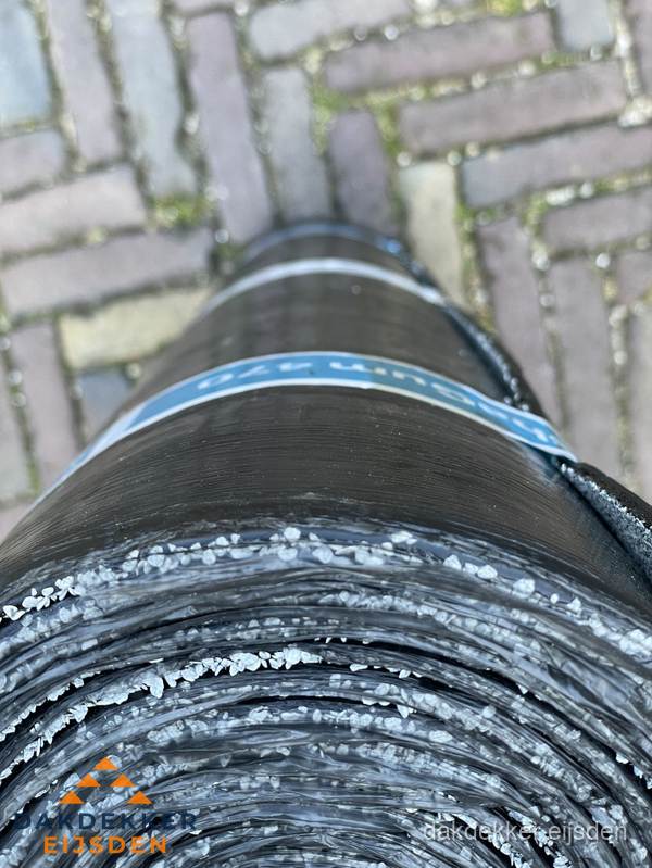 Rol bitumen dakleer met leislag voor plat dak in Eijsden Rol bitumen dakleer met leislag voor plat dak in Eijsden