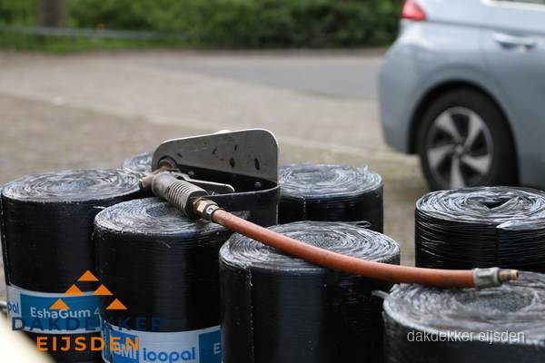 Rollen bitumen dakbedekking EshaGum klaar voor installatie in Eijsden Rollen bitumen dakbedekking EshaGum klaar voor installatie in Eijsden