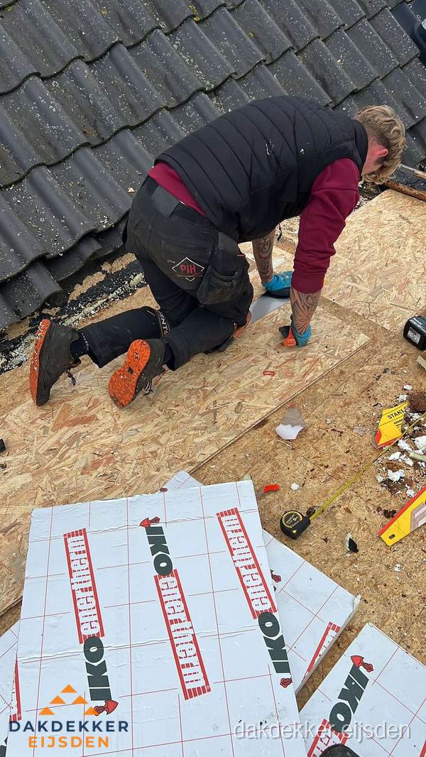 Dakdekker plaatst PIR-isolatieplaten op plat dak in Eijsden