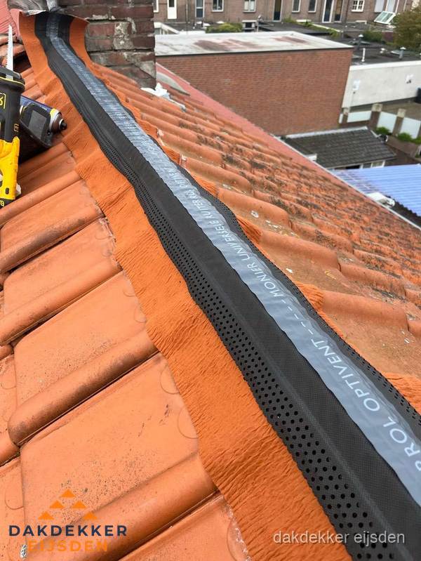 Nokventilatie installeren op hellend pannendak in Eijsden Nokventilatie installeren op hellend pannendak in Eijsden