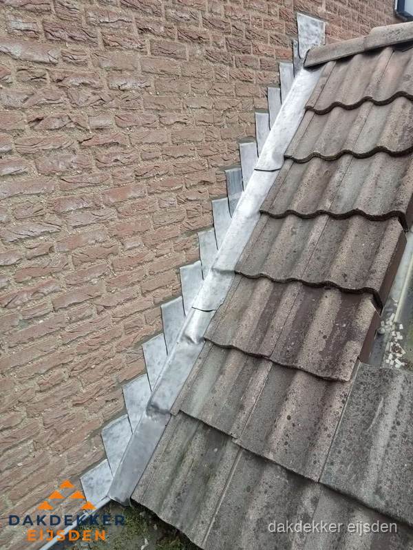 Loodslabben langs dakaansluiting bij bakstenen muur in Eijsden Loodslabben langs dakaansluiting bij bakstenen muur in Eijsden