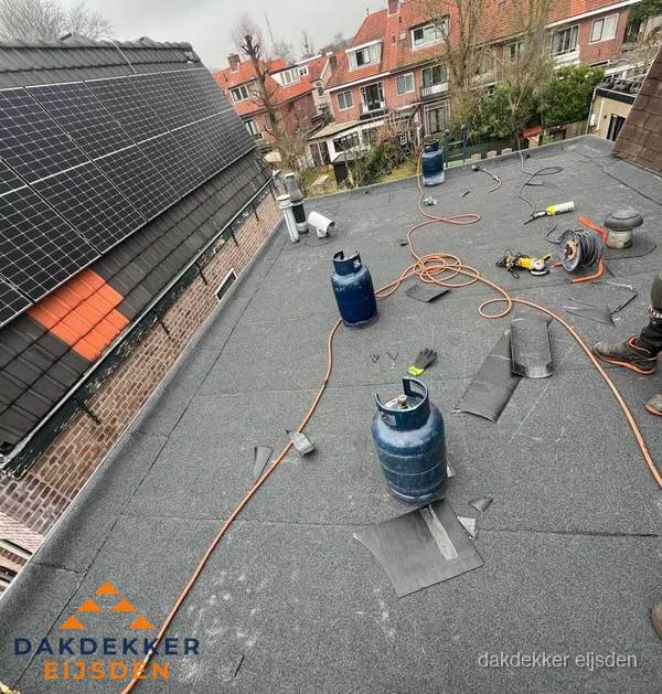 Daklekkage repareren met brandgereedschap op plat dak in Eijsden Daklekkage repareren met brandgereedschap op plat dak in Eijsden