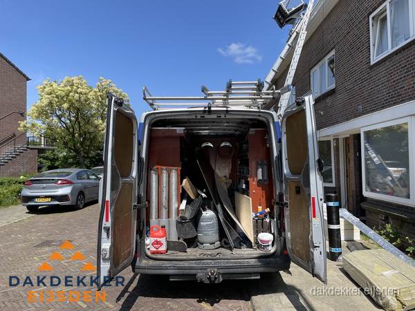 Spoed dakdekker bus met gereedschap en ladder bij woning in Eijsden Spoed dakdekker bus met gereedschap en ladder bij woning in Eijsden