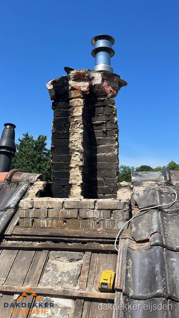 Beschadigde schoorsteen met nieuwe rookgasafvoer op oud dak in Eijsden Beschadigde schoorsteen met nieuwe rookgasafvoer op oud dak in Eijsden