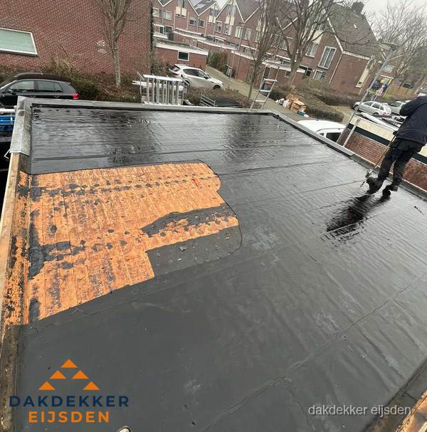 Dakdekker brengt EPDM dakbedekking aan op plat dak in Eijsden