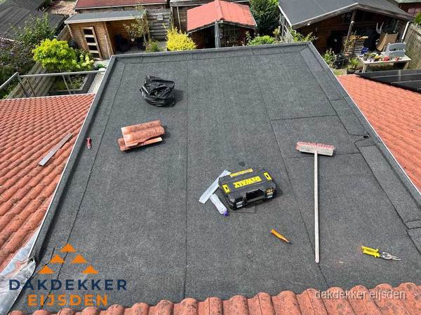 Nieuw plat dak met bitumen dakbedekking in Eijsden
