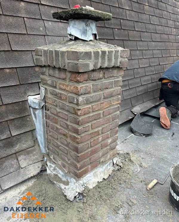 Schoorsteen reparatie met lood en voegwerk op leien dak in Eijsden Schoorsteen reparatie met lood en voegwerk op leien dak in Eijsden